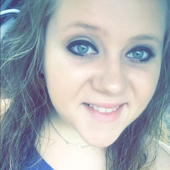 Profile Picture of Amber Travis (@atravis1888) on Poshmark
