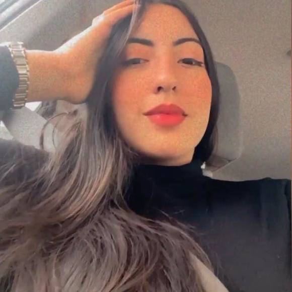 Profile Picture of Esthefani Biasetti (@esthefanyb15) on Poshmark