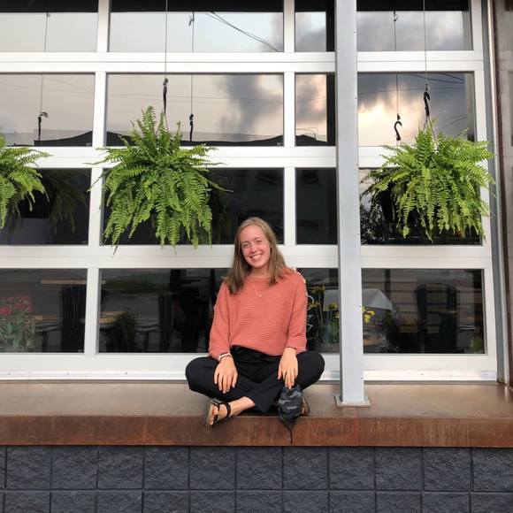 Profile Picture of Taryn Meyer (@meye_tar) on Poshmark