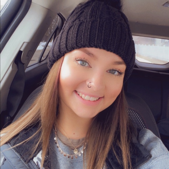 Profile Picture of Grace Newvine (@gnewvine) on Poshmark