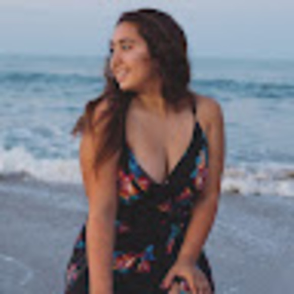 Profile Picture of Larissa Conza (@larissaconza280) on Poshmark