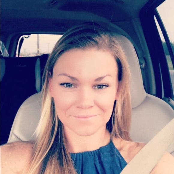 Profile Picture of Katie Karbach (@k_karbach) on Poshmark