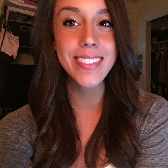 Profile Picture of Angelique Aprigliano (@apriglianoa1) on Poshmark