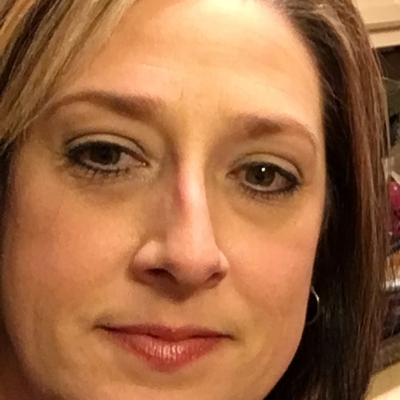 Profile Picture of Lori Mabe (@lorimabe72) on Poshmark