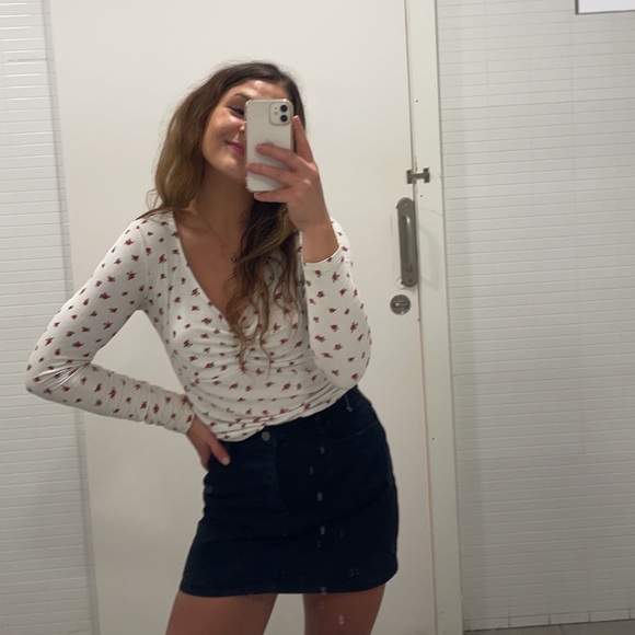 Lauralee Poplinski - Poshmark Profile Picture of Lauralee Poplinski (@lpoplinski) on Poshmark