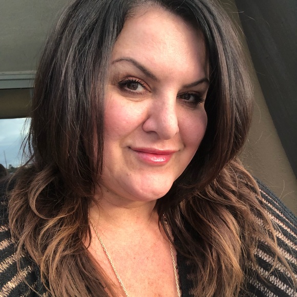 Profile Picture of Nicole Descombes (@calinikki) on Poshmark