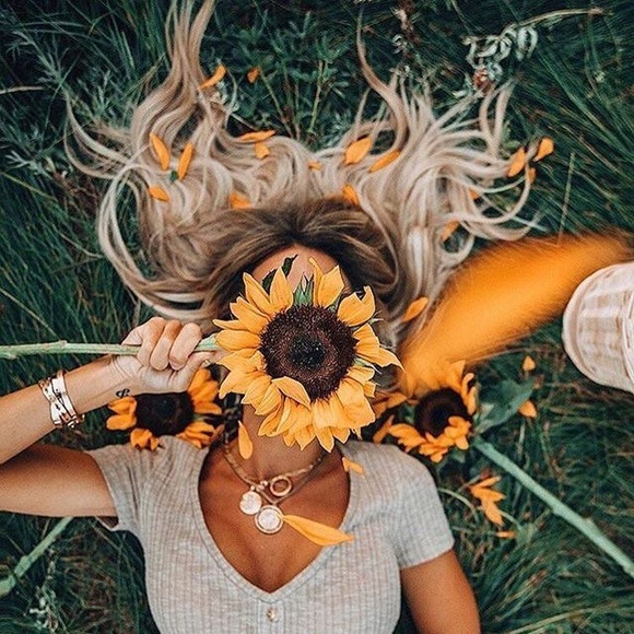 Profile Picture of Isabel Whiteaker (@isabelwhiteaker) on Poshmark