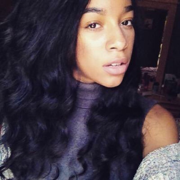 Profile Picture of Amelia Andrews (@uhmilya) on Poshmark