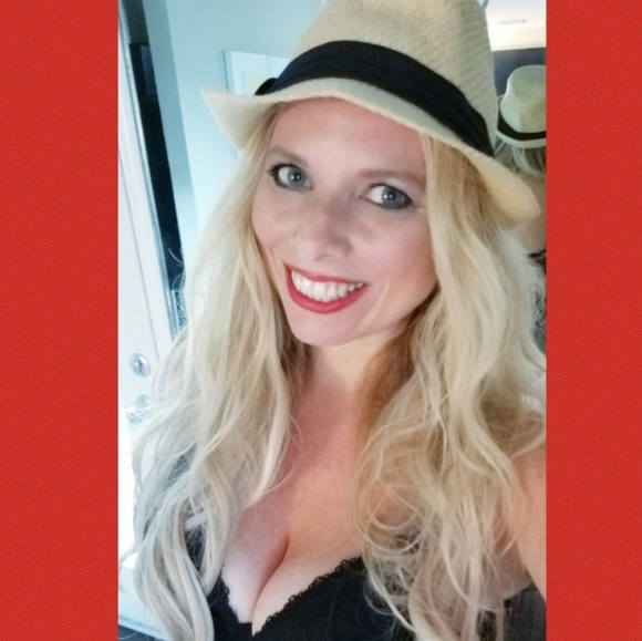 Profile Picture of Rochelle Dozeman (@blondiesdesigns) on Poshmark