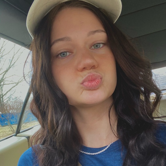 Profile Picture of Constance Hamburg (@constance_elyse) on Poshmark