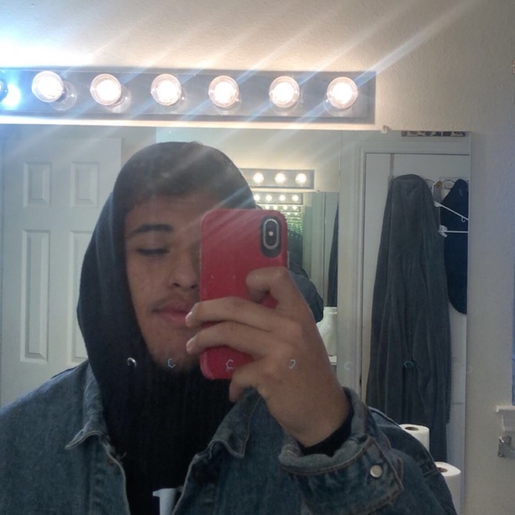 Profile Picture of Dino Flores (@kungfud1no) on Poshmark