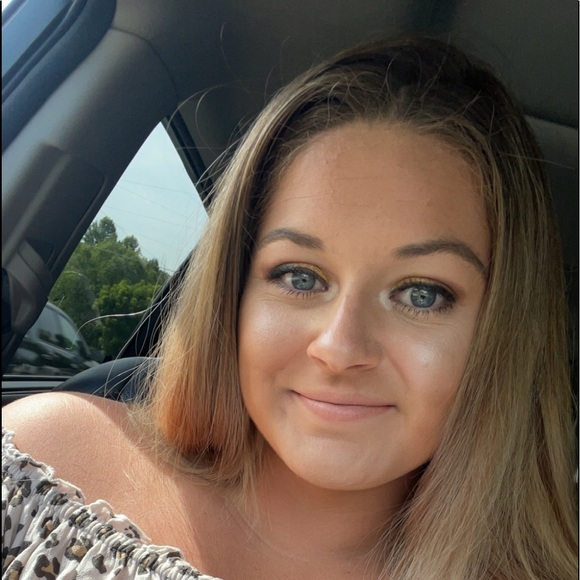 Profile Picture of Kayley Kern (@kayleykern) on Poshmark