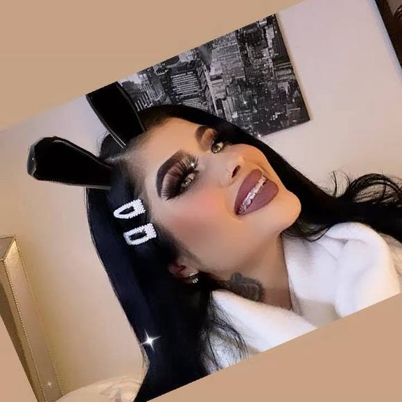 Profile Picture of Danielle Yonamine (@dyonamine) on Poshmark