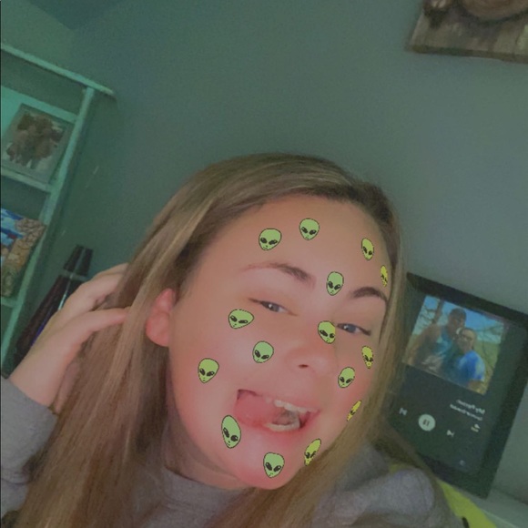 Profile Picture of Chloe Maness (@chloemaness999) on Poshmark