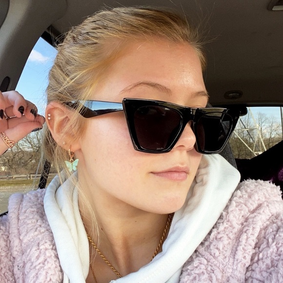 Profile Picture of Halle Hildenbrand (@hallex1017) on Poshmark