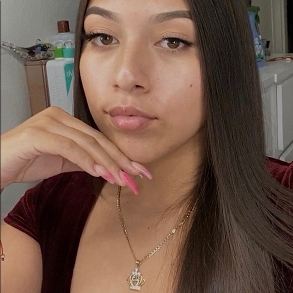 Profile Picture of Alexia Ballinas (@alexiaballinas) on Poshmark