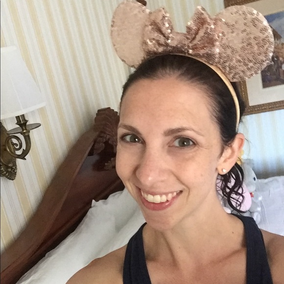 Profile Picture of Amanda Picone (@itakefauxtoes) on Poshmark