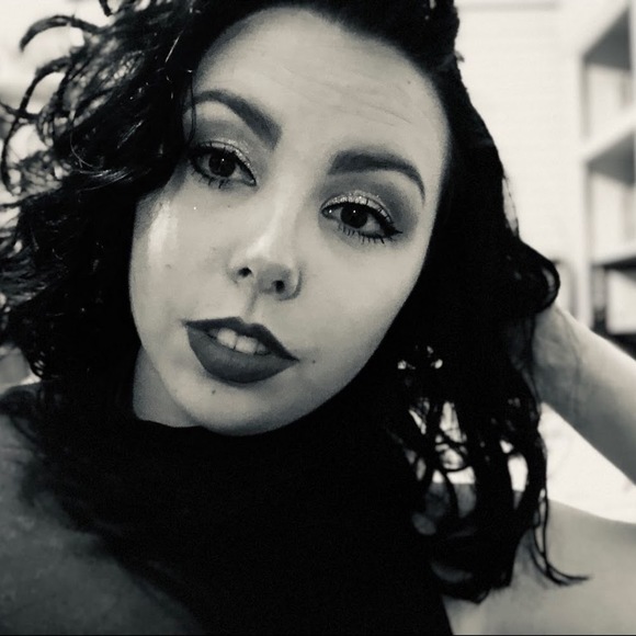 Profile Picture of Victoria Rowley (@victoriarowley) on Poshmark