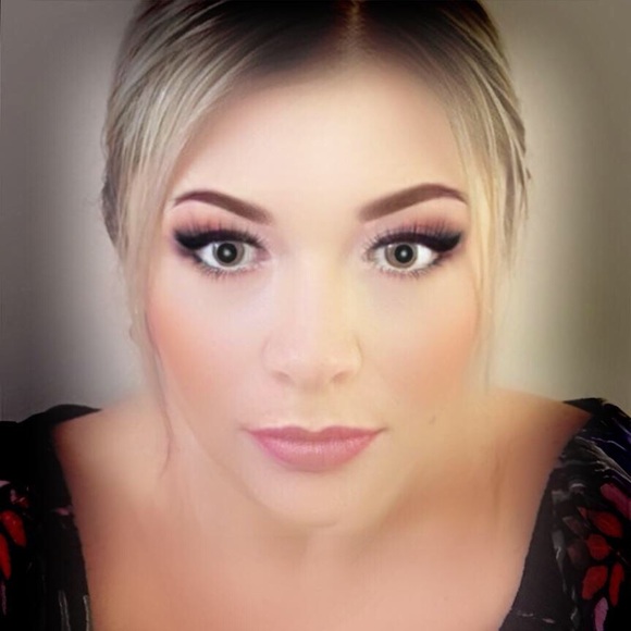 Profile Picture of Danielle Dawson (@mizzdd) on Poshmark