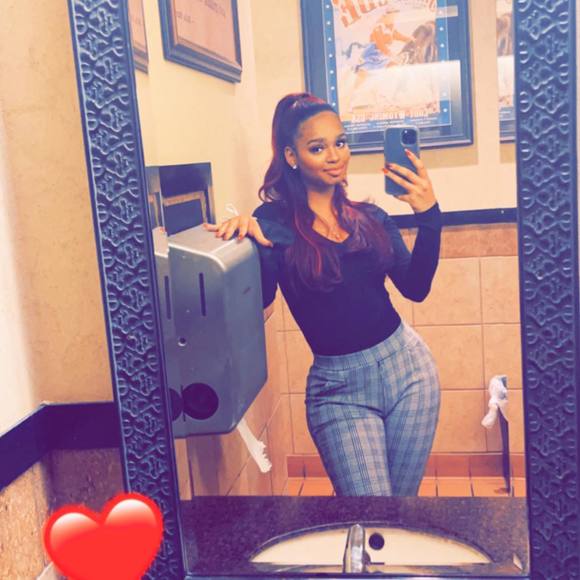 Profile Picture of Cristal Perez (@lamenol122000) on Poshmark