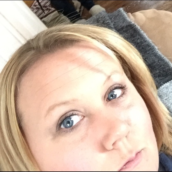 Profile Picture of Sandra Steele (@sandraksteele) on Poshmark