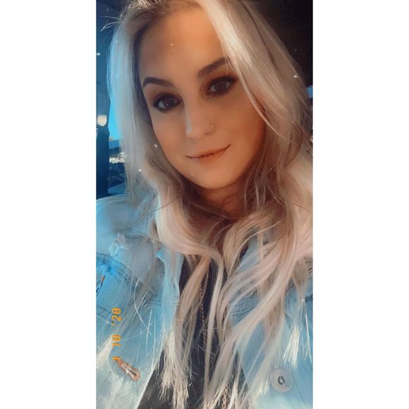 Profile Picture of Amanda Clifford (@amandaaababyyy) on Poshmark