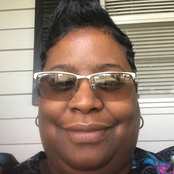 Profile Picture of Danna Williams (@dewilli50) on Poshmark
