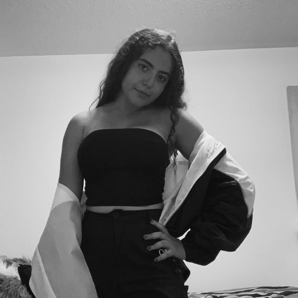 Profile Picture of Salma El-bahanasi (@salmaelbahanasi) on Poshmark