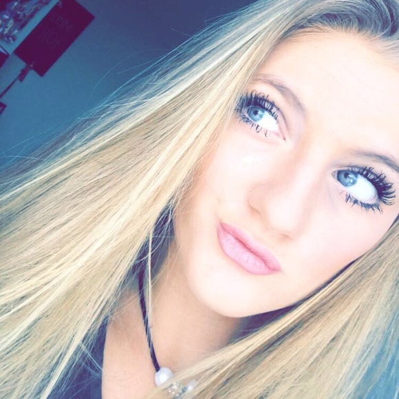 Profile Picture of Madison Kanelos (@madison_kanelos) on Poshmark