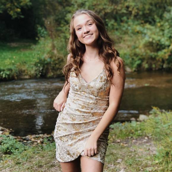 Profile Picture of Isabella Kanellis (@ikanellis) on Poshmark