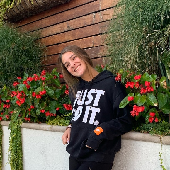 Profile Picture of Olivia Pixton (@owapixton) on Poshmark