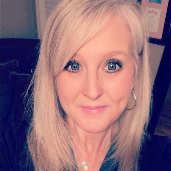 Profile Picture of Leigh Gardecki (@lgardecki) on Poshmark