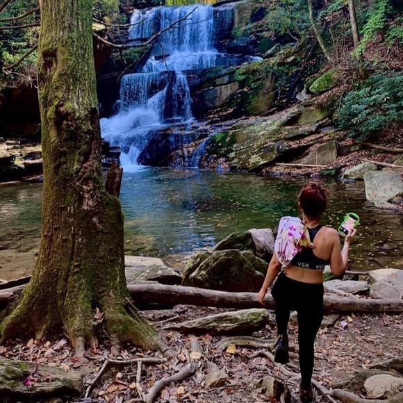 Profile Picture of Danielle Mcclinton (@danielleftsk) on Poshmark