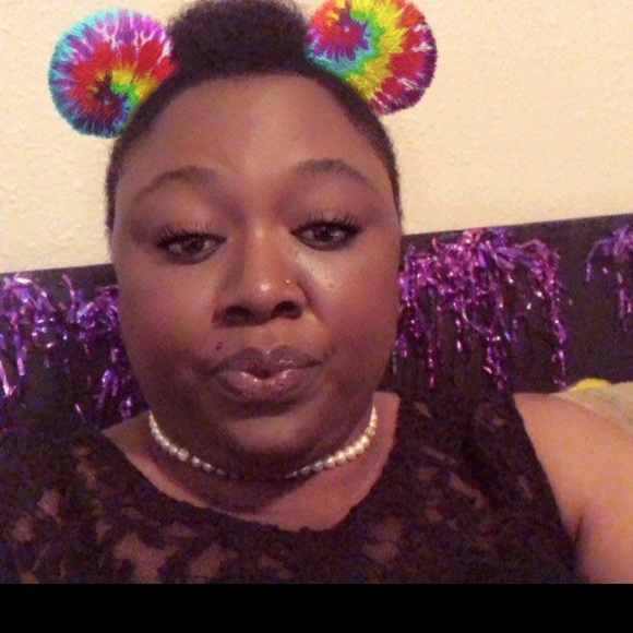 Profile Picture of Shirshirley Zidon (@shirleyzee) on Poshmark