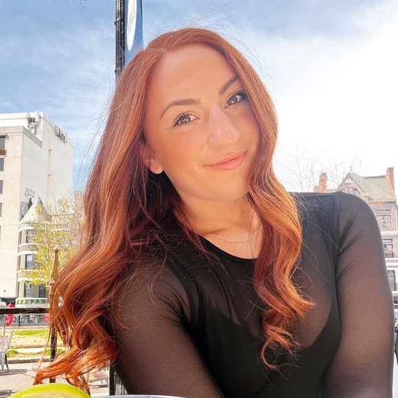 Profile Picture of Janna Adams (@jannaadams1010) on Poshmark