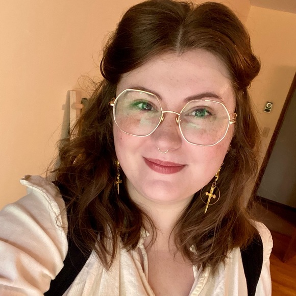 Profile Picture of Lillian Raley (@ellenoel_24) on Poshmark