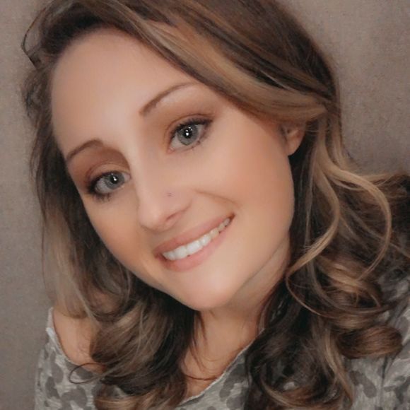 Profile Picture of Erin Hopper (@maggie28180) on Poshmark