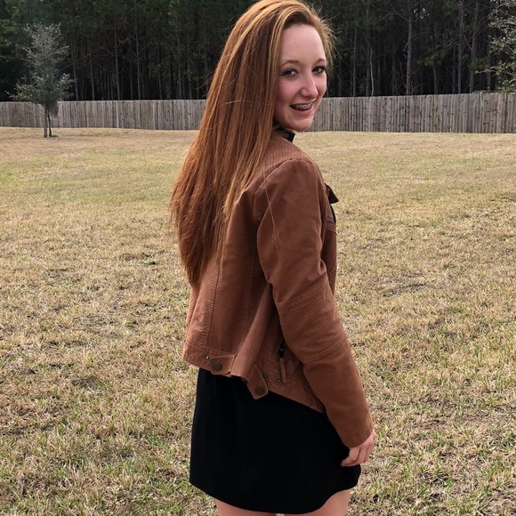 Profile Picture of Courtney Blanset (@blanset) on Poshmark