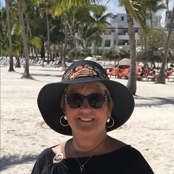 Profile Picture of Cindy Goodhart (@bmw3) on Poshmark