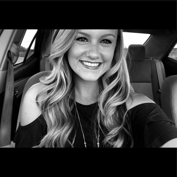 Profile Picture of Danae Dekker (@ddekker2017) on Poshmark