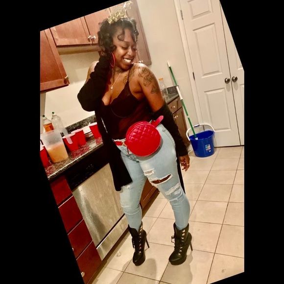 Profile Picture of Nunie Nu (@que3n_) on Poshmark