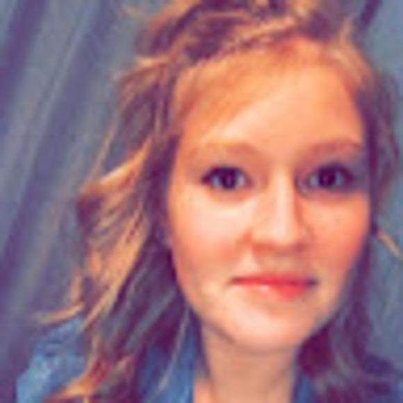 Profile Picture of Julia Larson (@julialarson95) on Poshmark