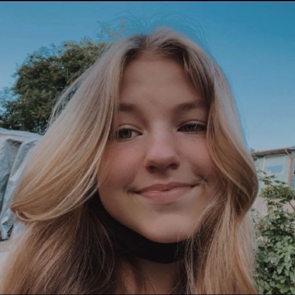 Profile Picture of Isabelle Adams (@isabelleadams_) on Poshmark
