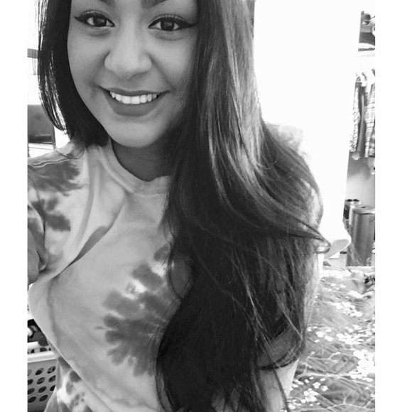 Profile Picture of Laura Pena (@laurapenaaa) on Poshmark