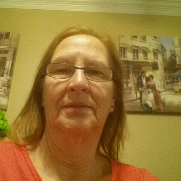 Profile Picture of June Simms (@juneleslie) on Poshmark