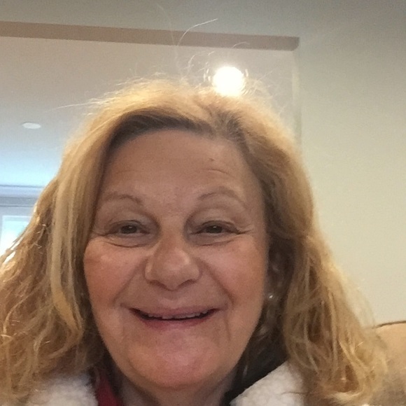 Profile Picture of Debbie Schneider (@balabusta5) on Poshmark