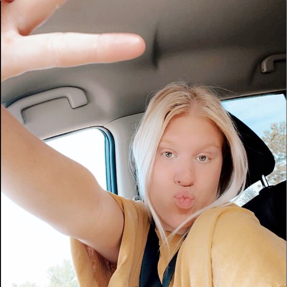Profile Picture of Kalli Hegerle (@kallihegerle) on Poshmark
