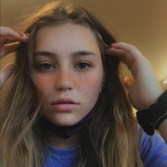 Isabelle Dyckes - Poshmark Profile Picture of Isabelle Dyckes (@isabelledyckes) on Poshmark