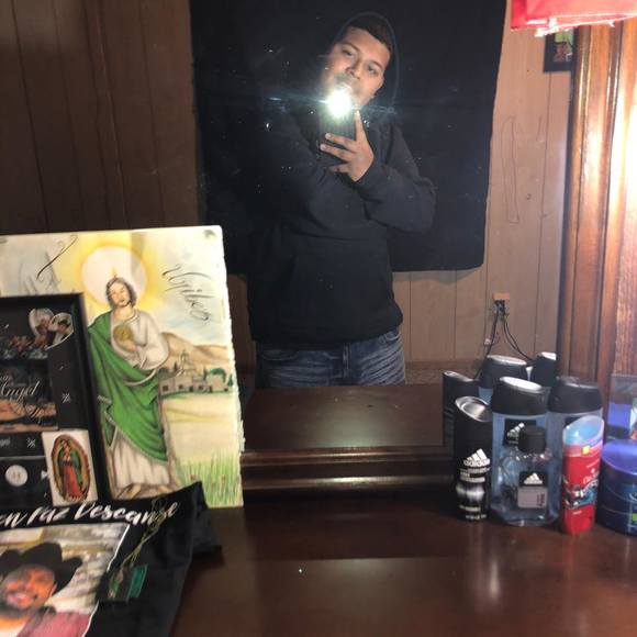 Profile Picture of Albert Uribez (@alberto940) on Poshmark