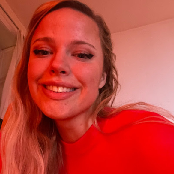 Profile Picture of Megan Linsmeier (@megan_linsmeier) on Poshmark